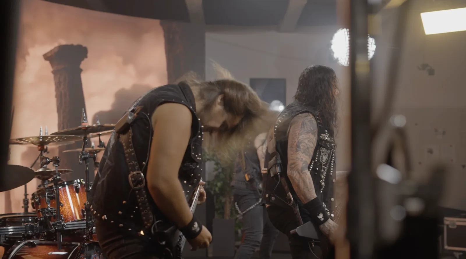 Zwei Gitarristen von DESTRUCTION beim Headbangen vor der LED-Wand, rechts daneben Studioscheinwerfer und Equipment im Studio Erlangen