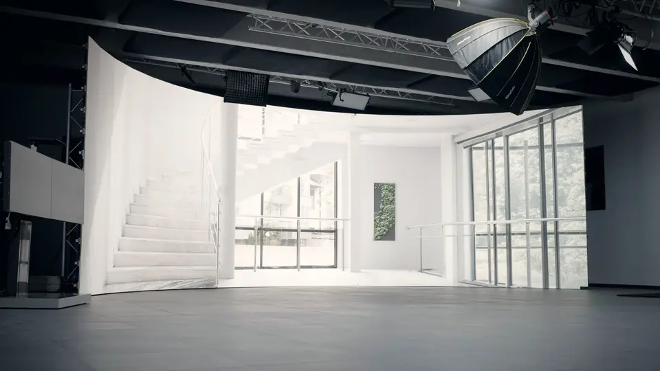 Helles Atrium mit Treppenhaus als Architektur-Kulisse auf der LED-Wand