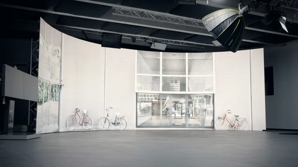 Gebäude-Entree als urbane Establishing-Kulisse auf der LED-Wand