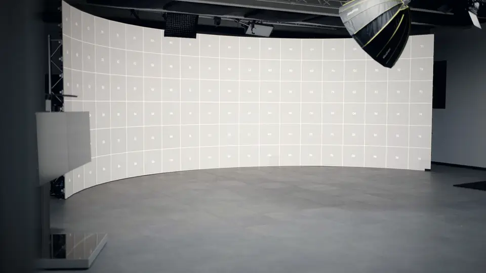 Kalibrierte 35-m²-LED-Wand im Leerlauf mit Panel-Raster im Studio Erlangen